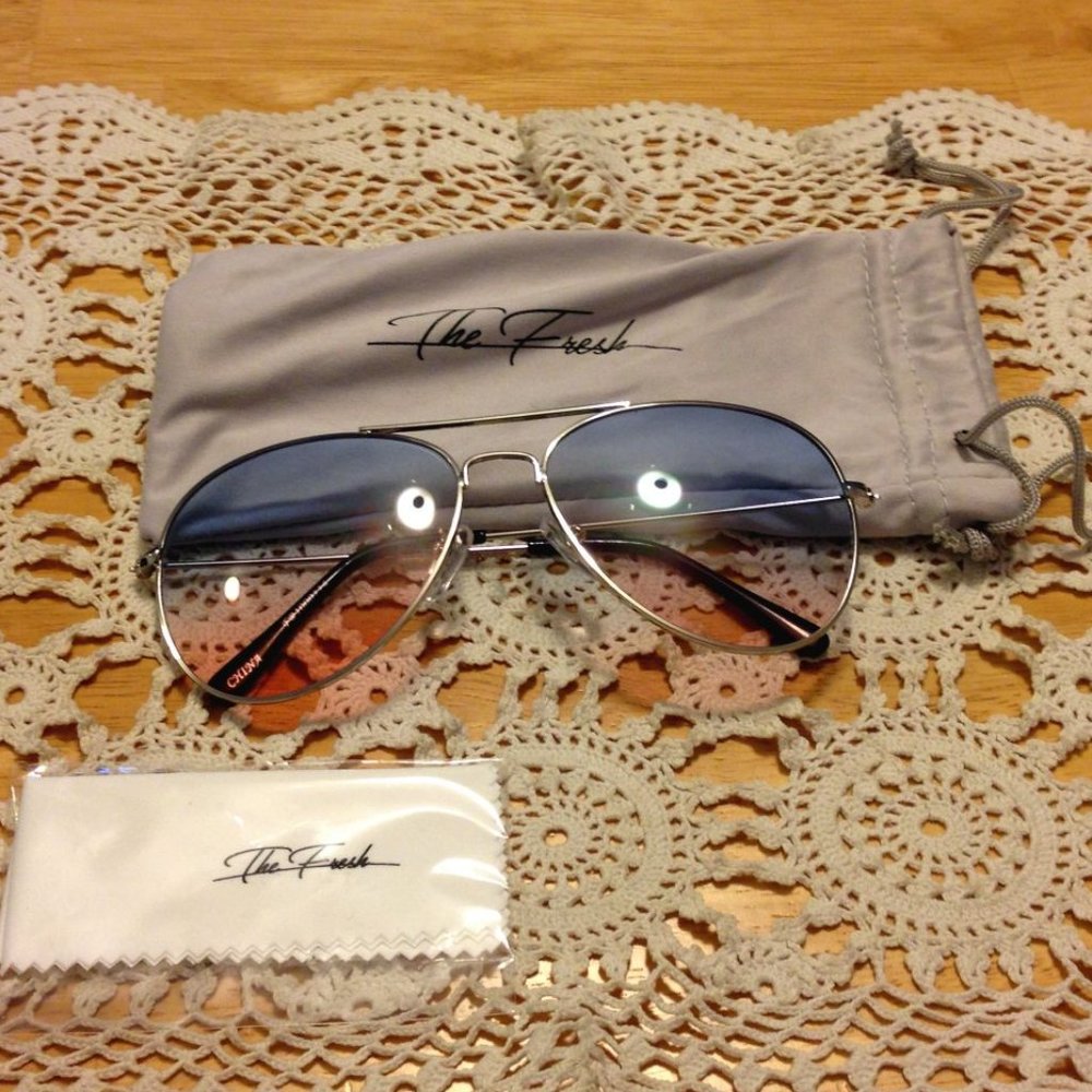 Sunglasses with carry bag and cleaning cloth, new items